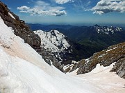 38 Un'occhiata timorosa al sottostante canale attraverrsato